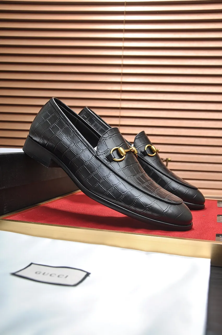 Men's shoes💰500💶Italy's top luxury men's shoe giant (GUCCI) (Gucci) (full cowhide lining) new arrival🍃Original European style🔰 Pleasant to the eye😍In order to make the shoes more durable and non-deformable🌀The production continues to follow traditional methods but there is still no lack of innovation💪Choose original sheepskin for the leather♻️ Smooth and natural And extra bright ⭐Made of imported cowhide, the first choice of rich people 38-45 (45 customized)